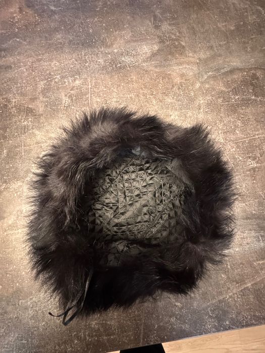 Ефектна зимна шапка с естествена кожа и косъм