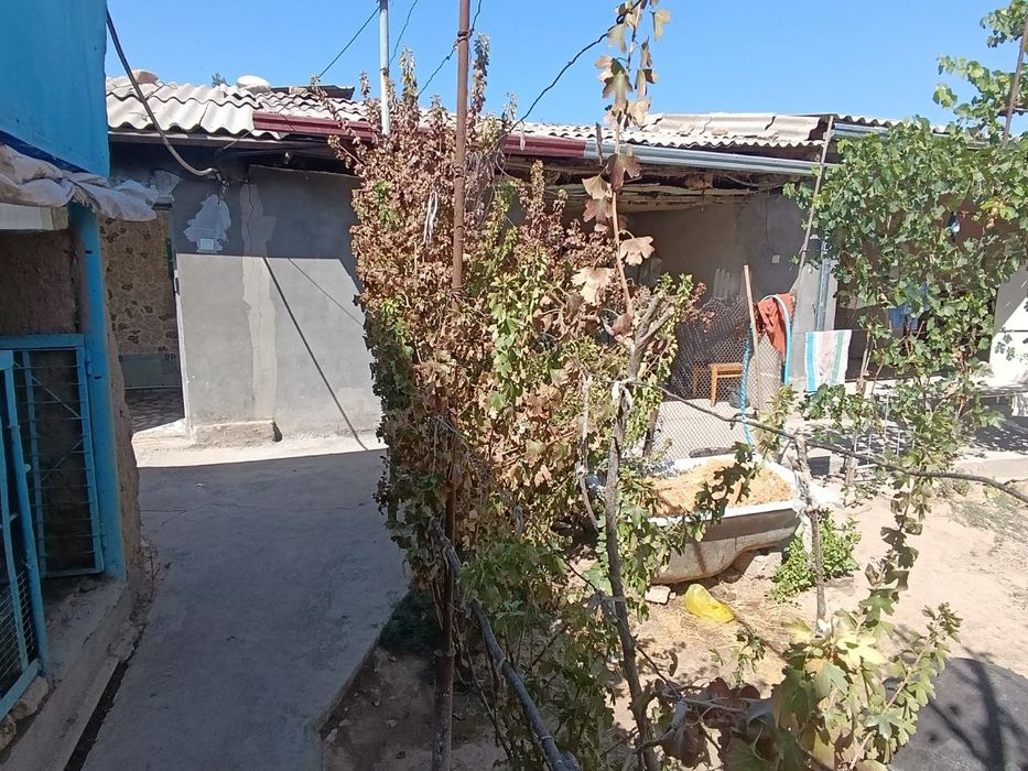 Уй сотилади 8 соток 10 хона Кибрай туманки Илгор махаллада ески Бирлик