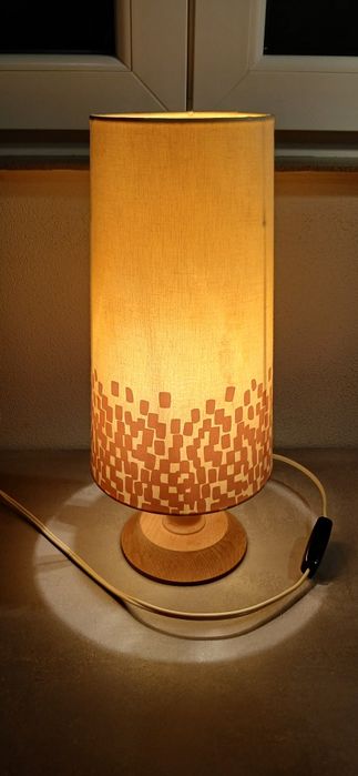 Veioză cu suport din lemn și abajur mozaic – design decorativ