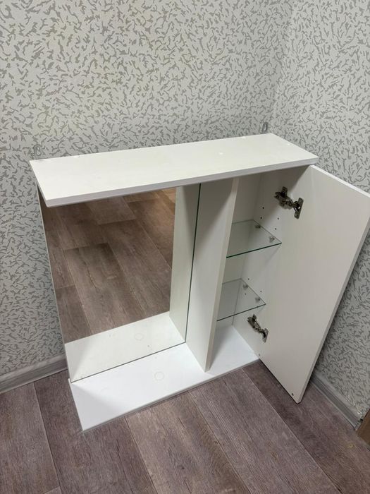 Зеркало со шкафчиком в ванну