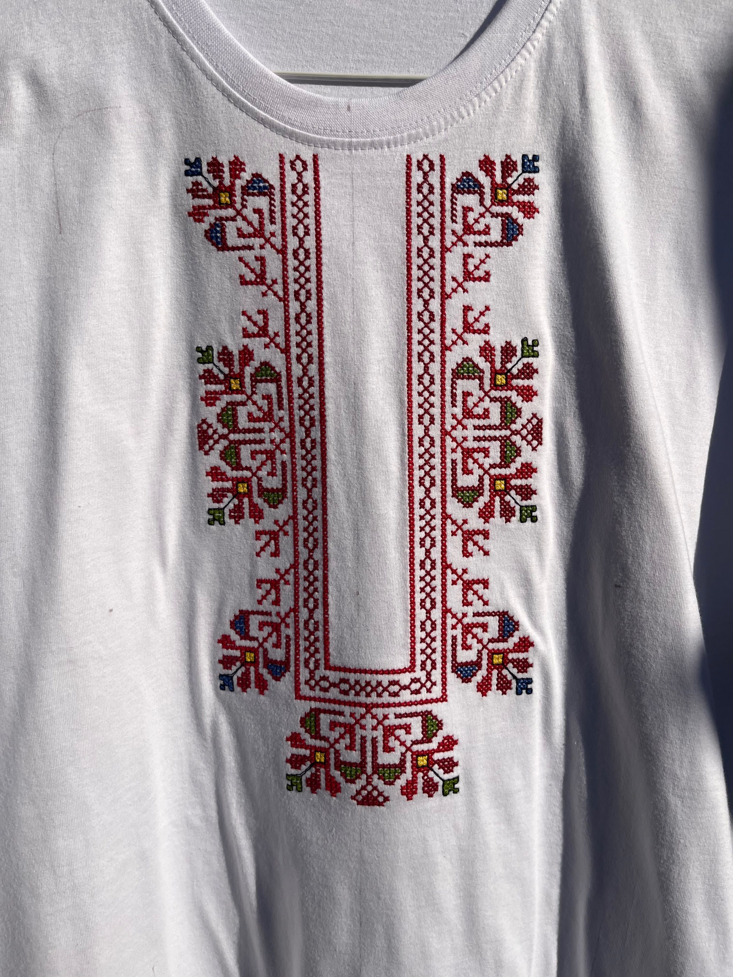 Тениски с бродерия