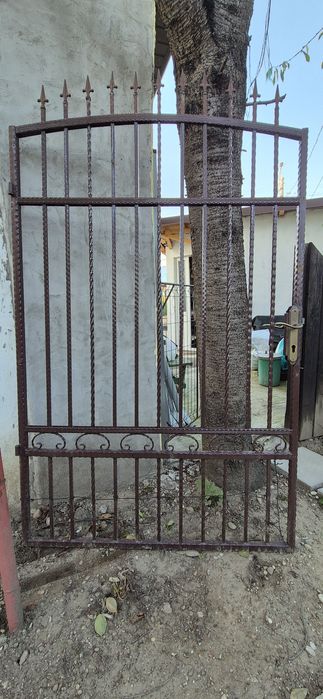 Vând poartă de fier