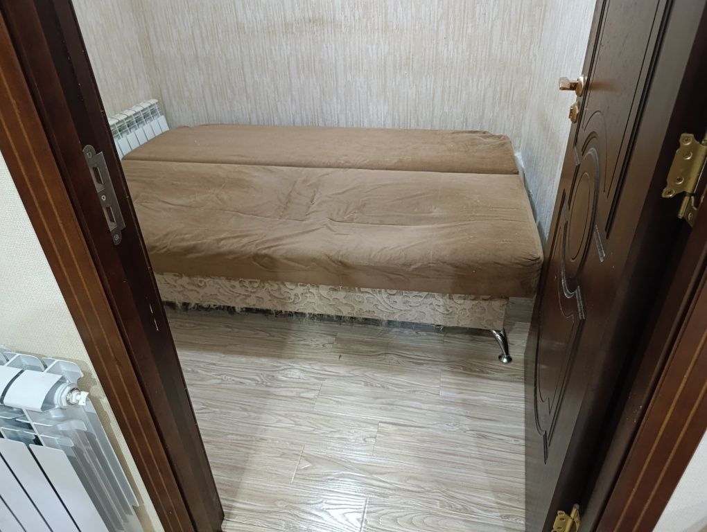 Продается диван б/у  и стол для школьника б/у