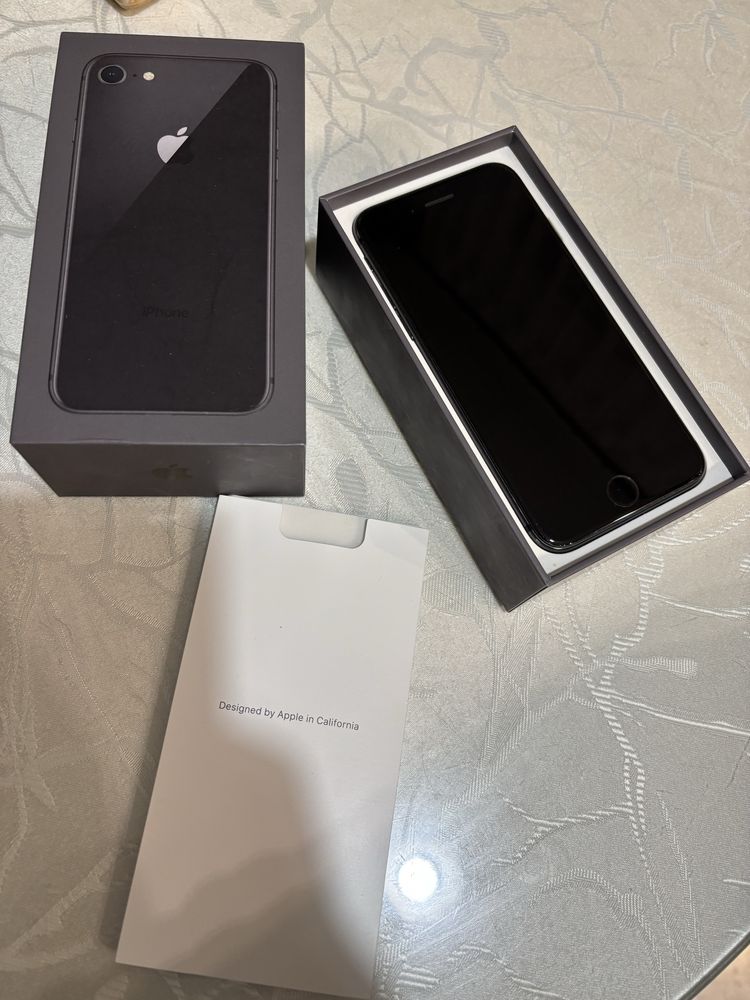 Iphone 8 64g пълен комплект зарядно кабел слушалки