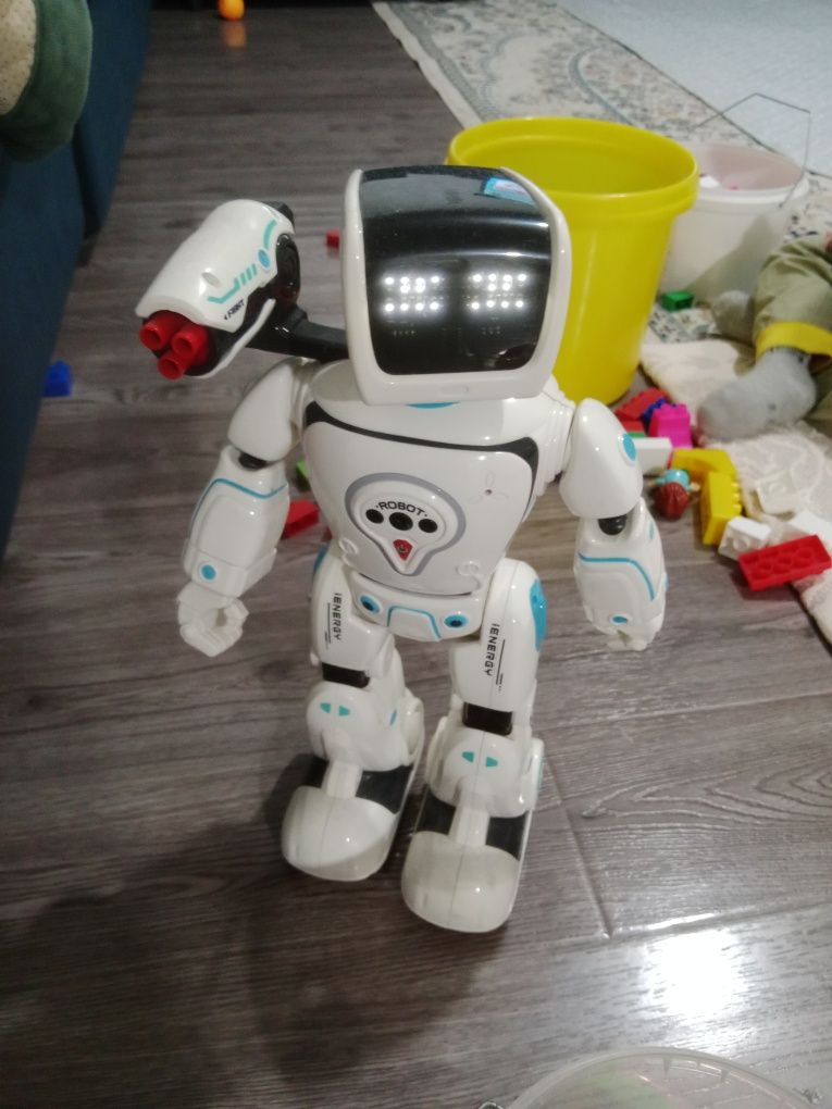 Робот игрушечный почти новый