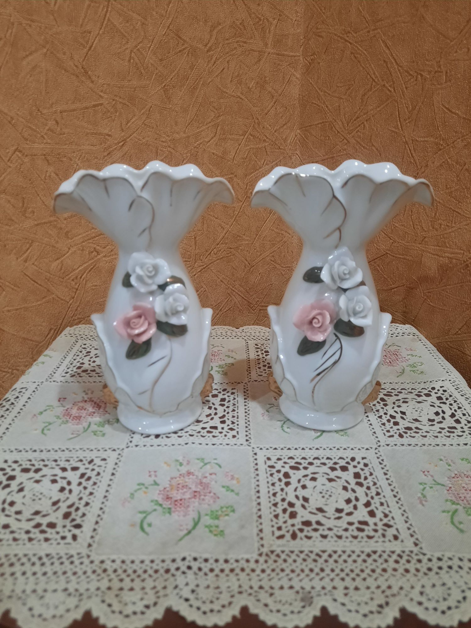 Очень красивые миниатюрные парные вазочки. Фарфор, золочение, лепнина