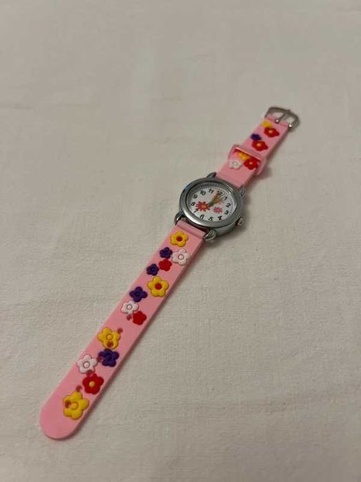 Ceas roz cu floricele pentru fetițe – adorabil și funcțional