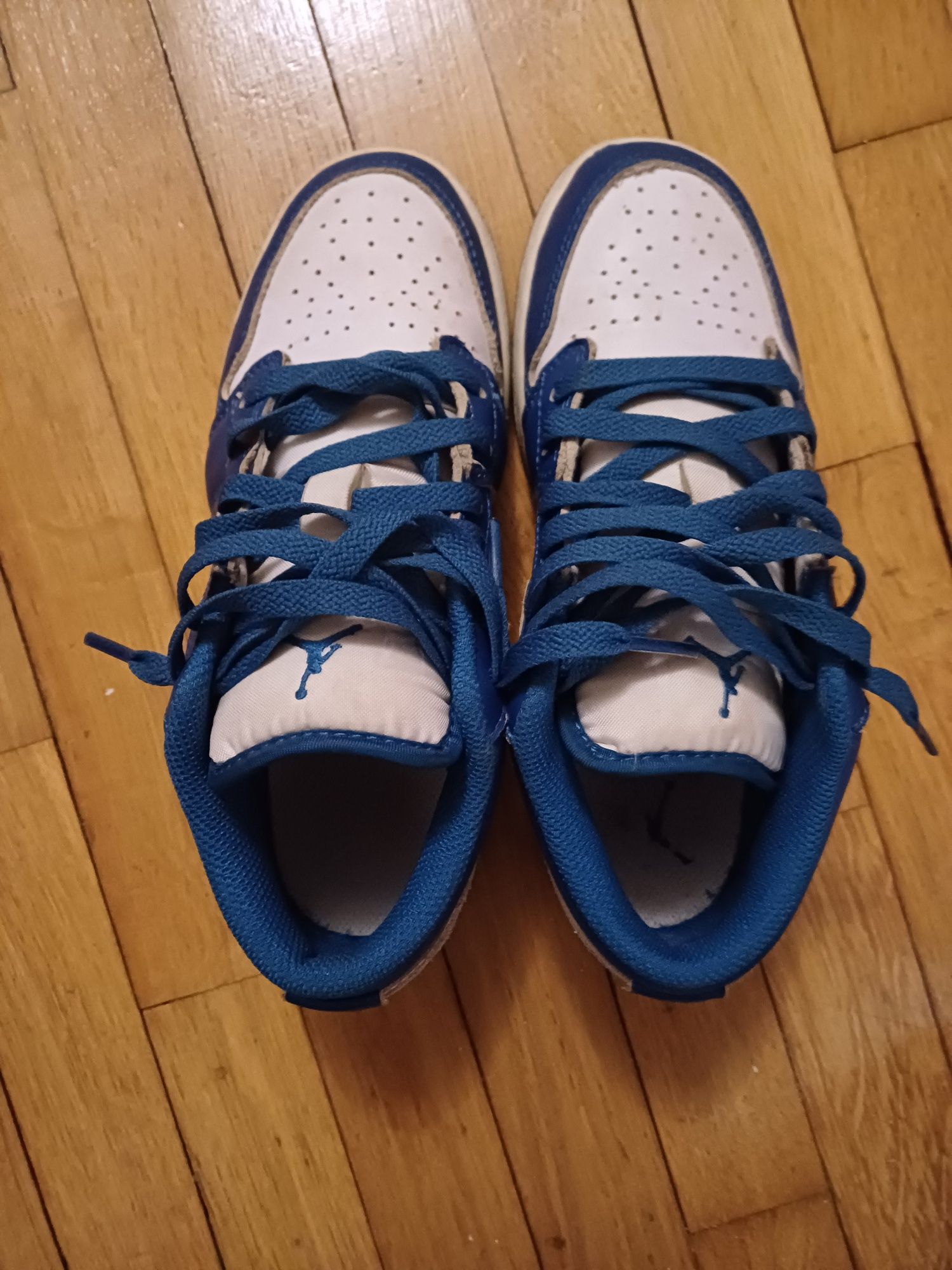 Adidasi jordan si nike