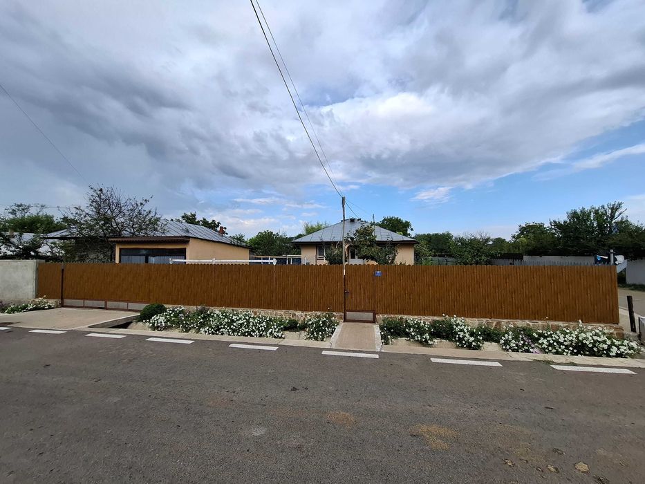 Vând casă suprafață 1000m², casa are 150 de m²