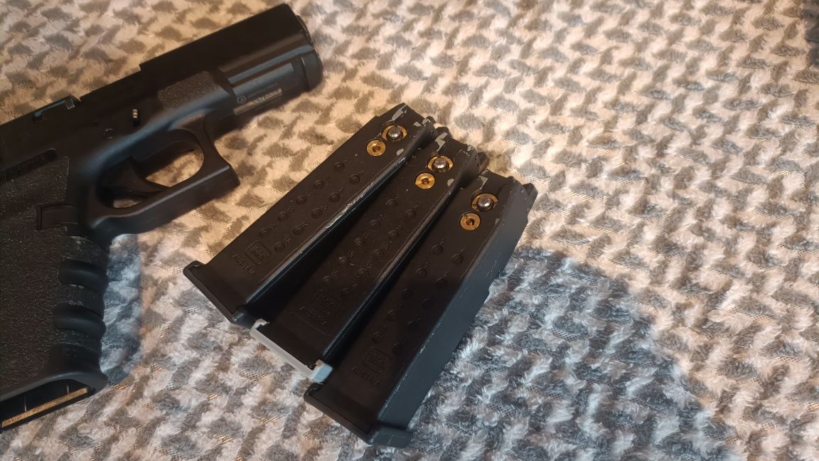 Airsoft Glock 19 4 генерация с 2 допълнителни еърсофт пълнителя