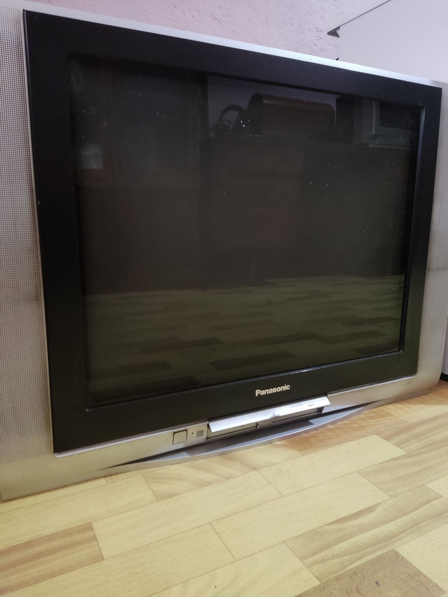 Телевизор старого типа , Panasonic  диагональ 70 .