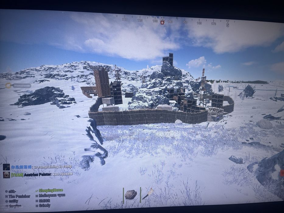 Бюджетен компютър за игри с монитор и периферия