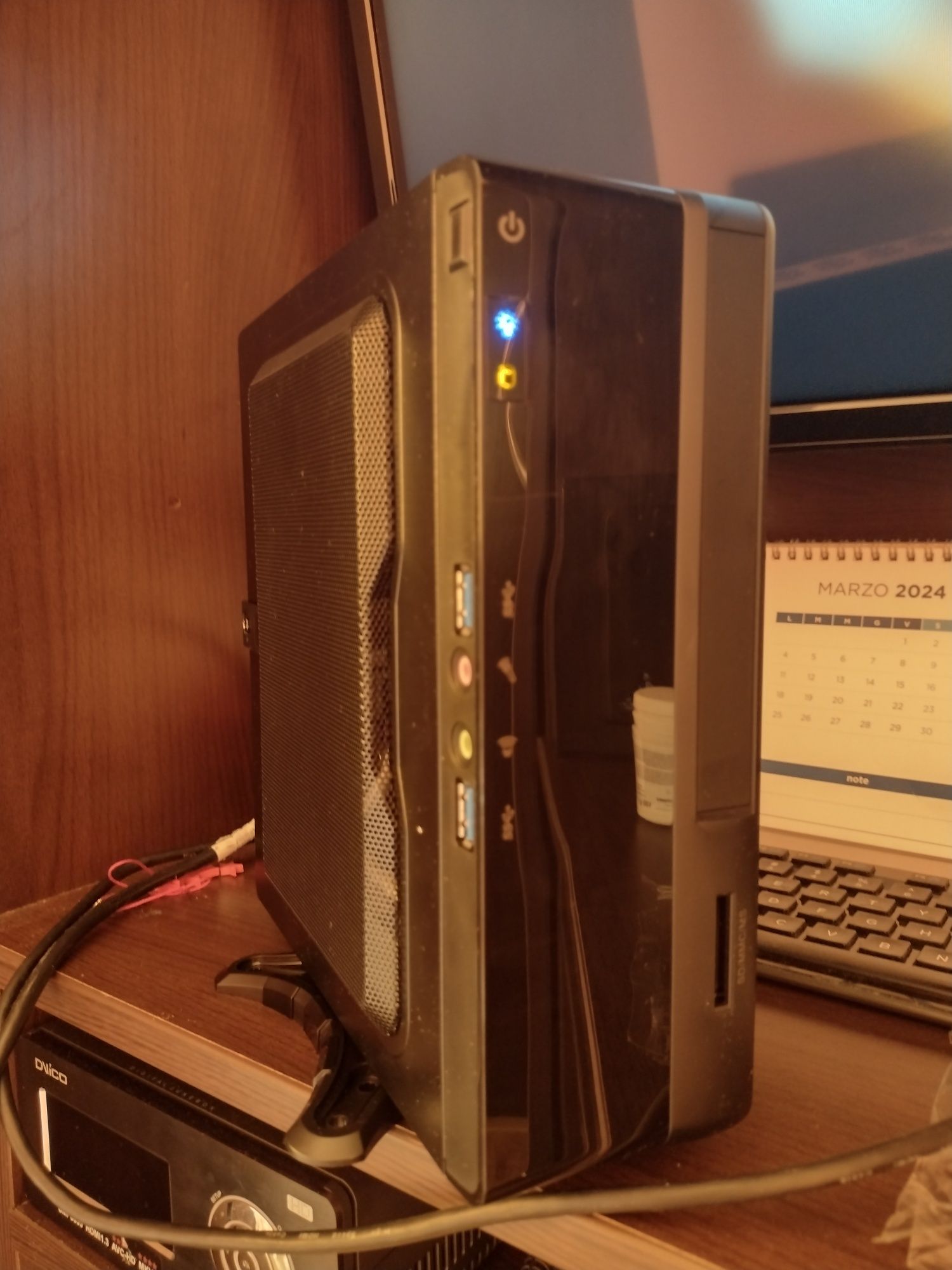 Продавам mini PC AMD Athlon 5350 8gb ram