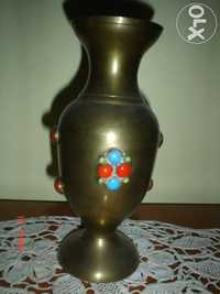 vaza din alama indiana decorata cu pietre naturale