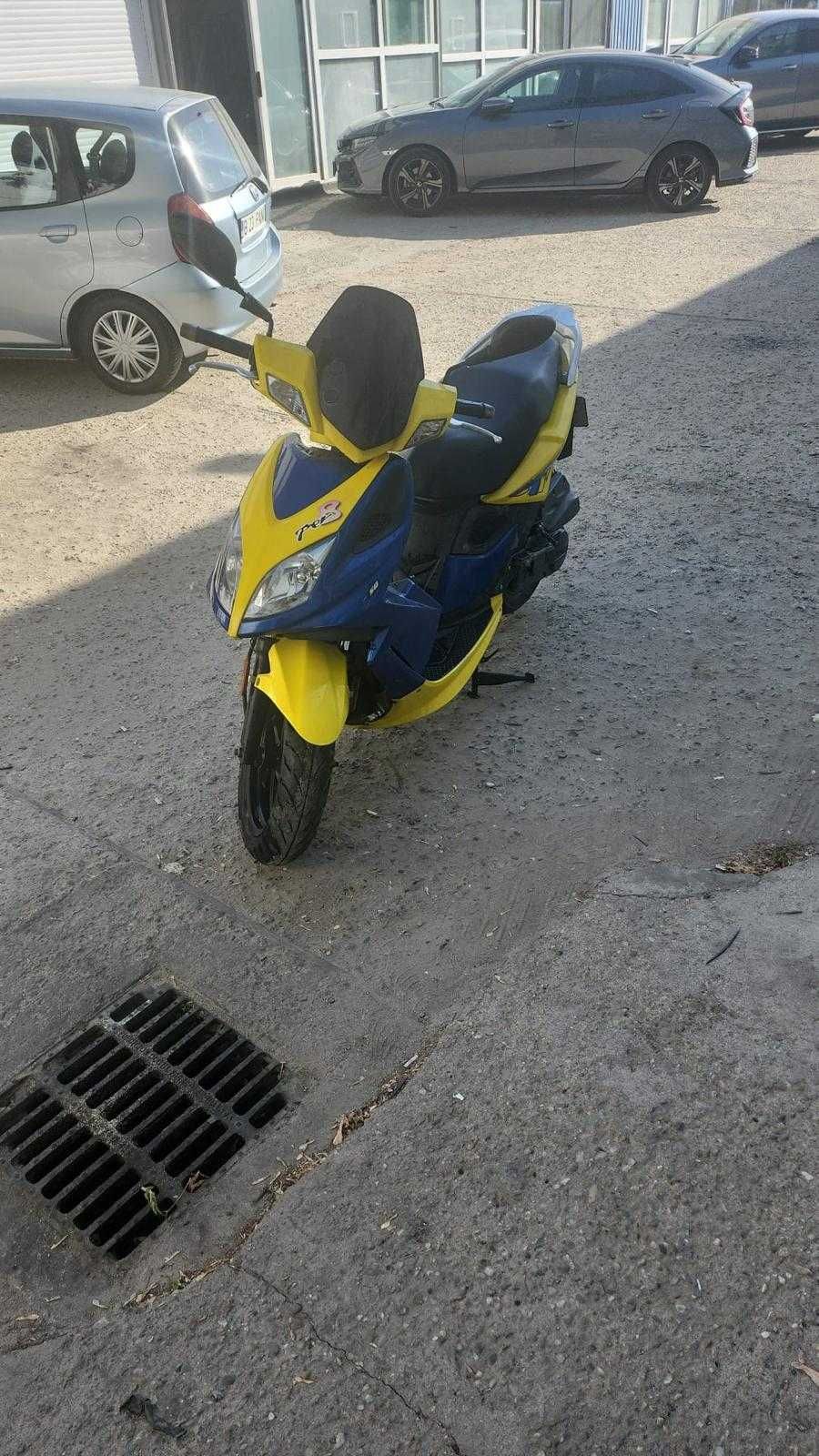 Inchiriere scuter Rent scooter Glovo Tazz Bolt livrari delivery