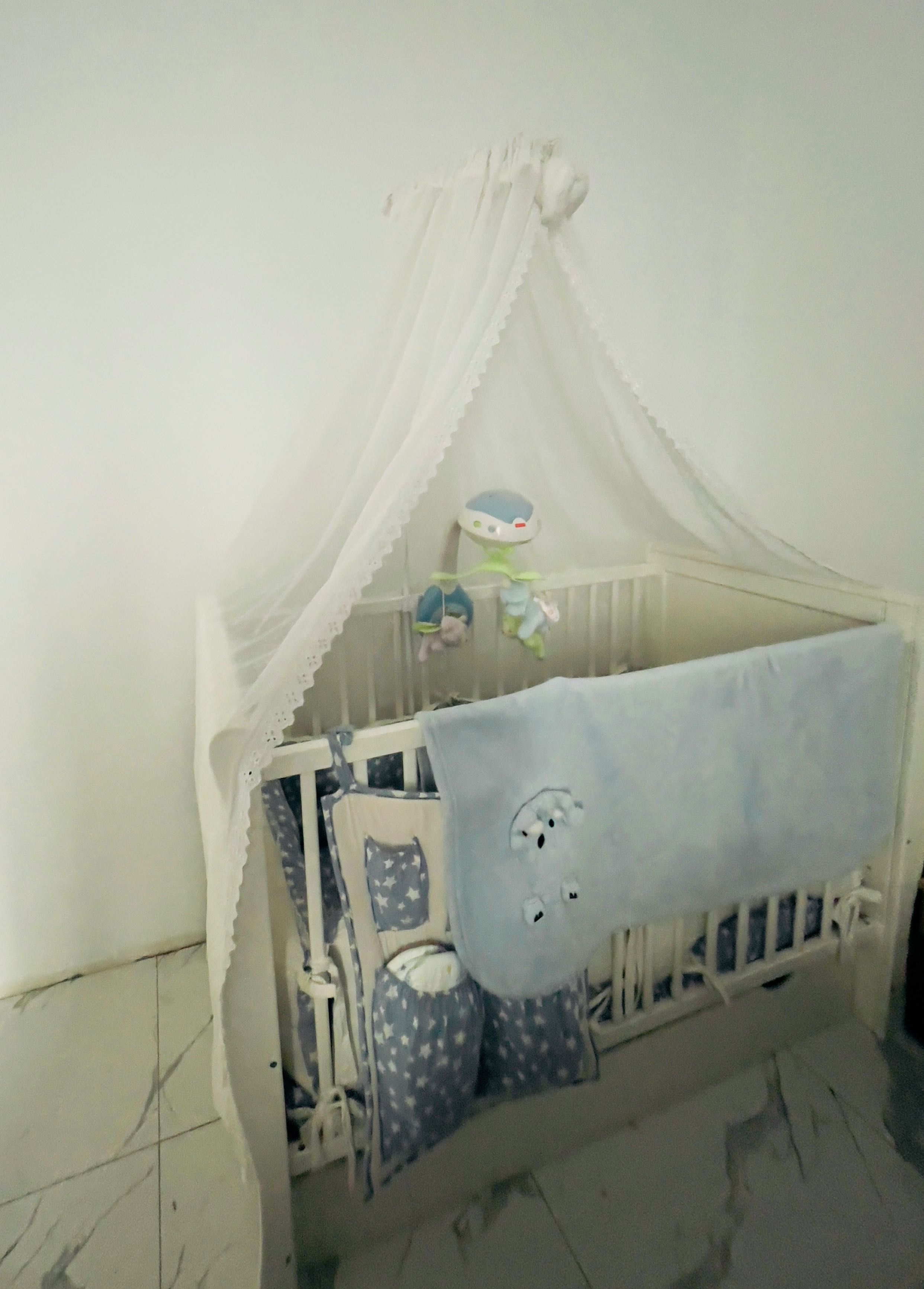 Pătuț bebeluș se vinde cu salteaua și caruselul  Fisher-price.