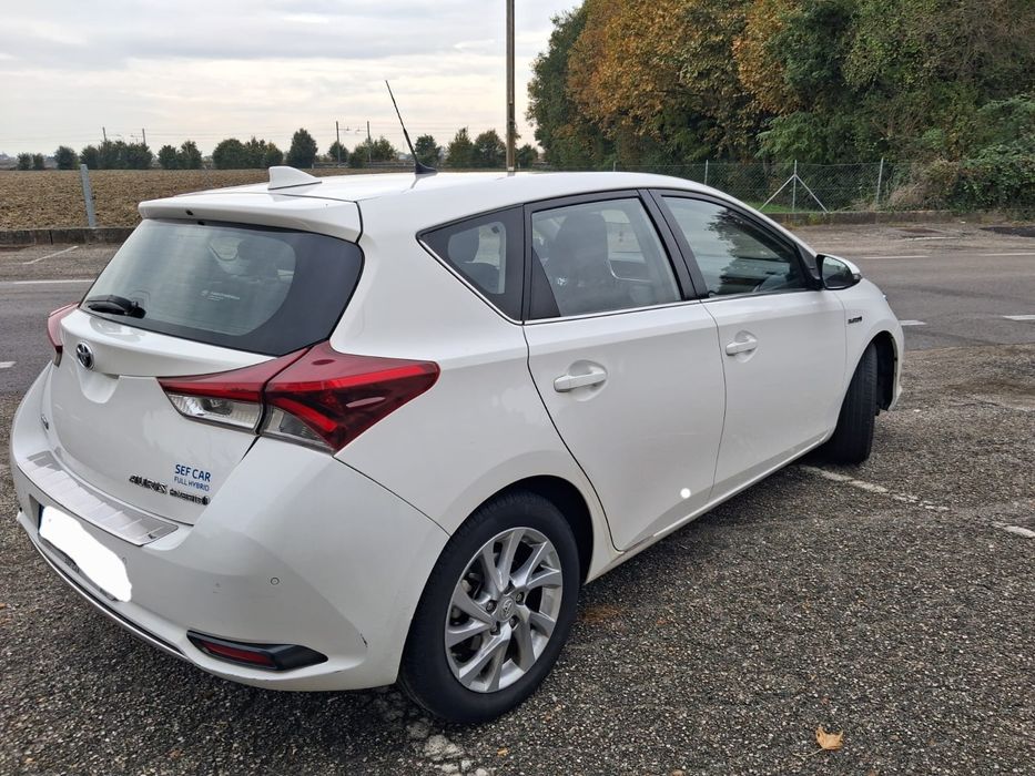 Toyota Auris Hybrid hatchback facelift 2015