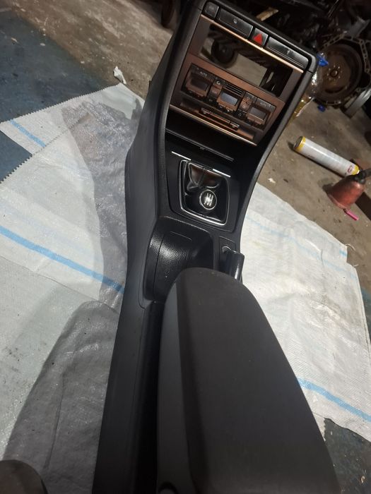 Consola centrala completa audi a4 b7 1.9 tdi BKE 5trepte 2006