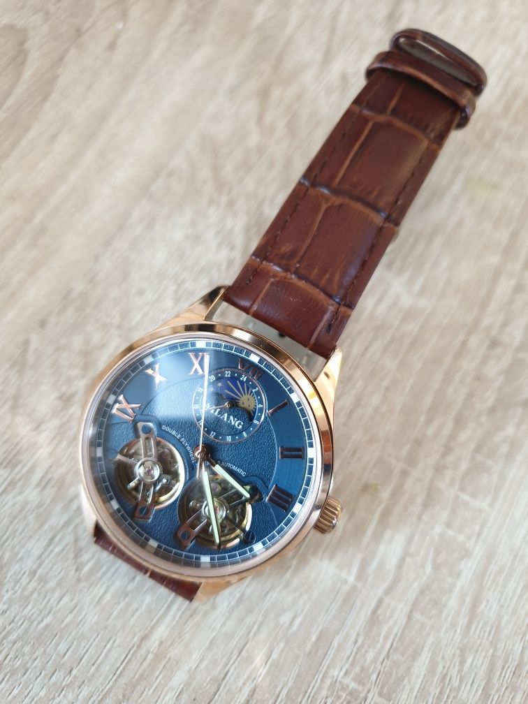 Vand ceas mecanic automatic.