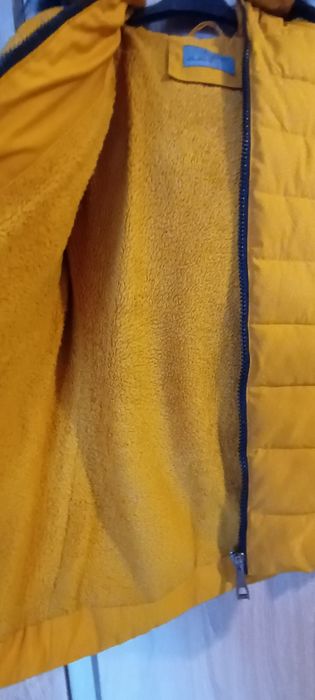 Geaca de iarna calduroasa cu gluga culoare mustar