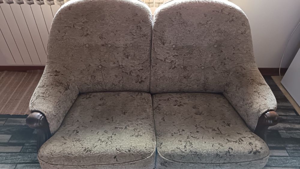 Vand o canapea + fotoliu