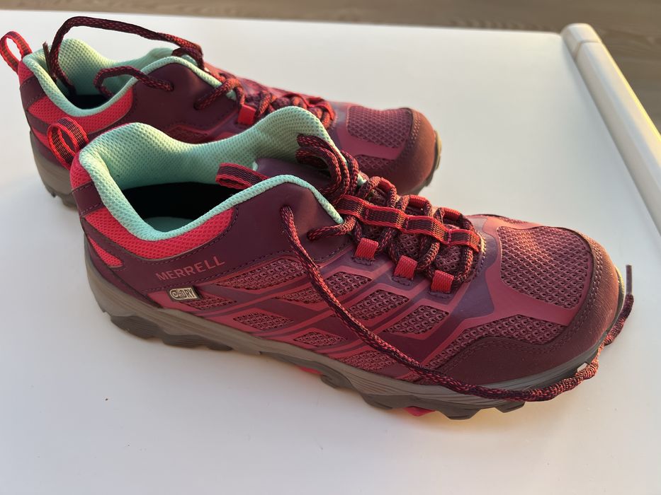 Продавам водоусточиви обувки Merrell