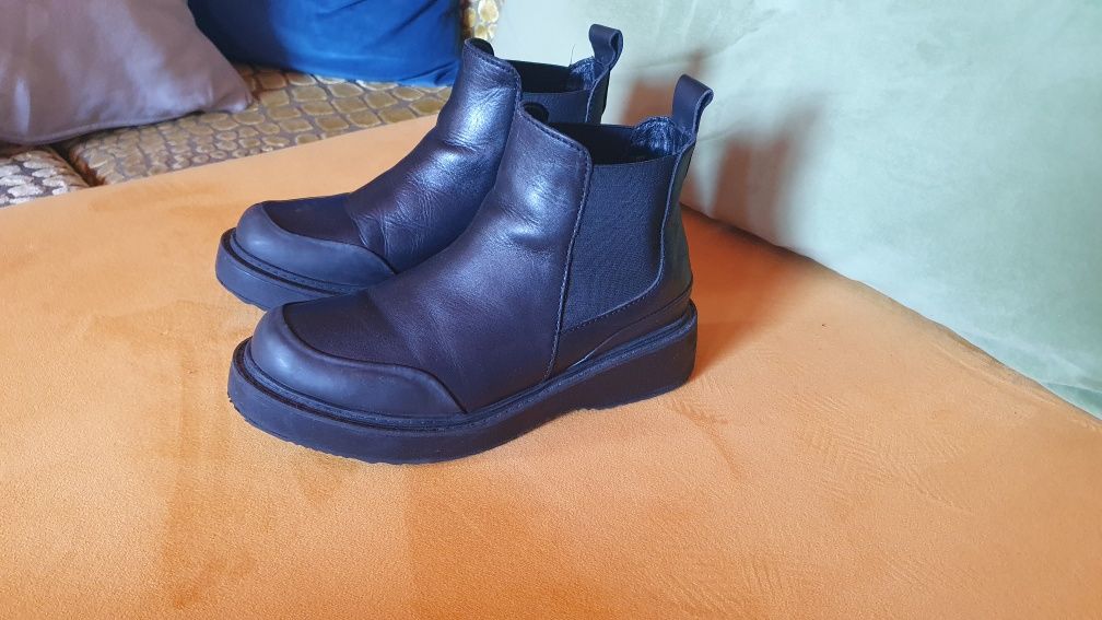 Продавам обувки и шапка