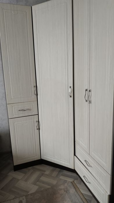 Продам красивый  угловой шкаф