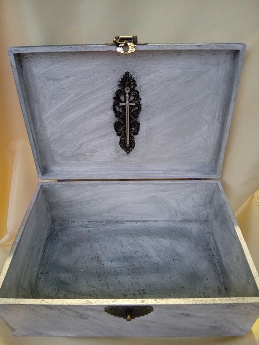 Ръчно декорирана кутия!Подарък за мъж!