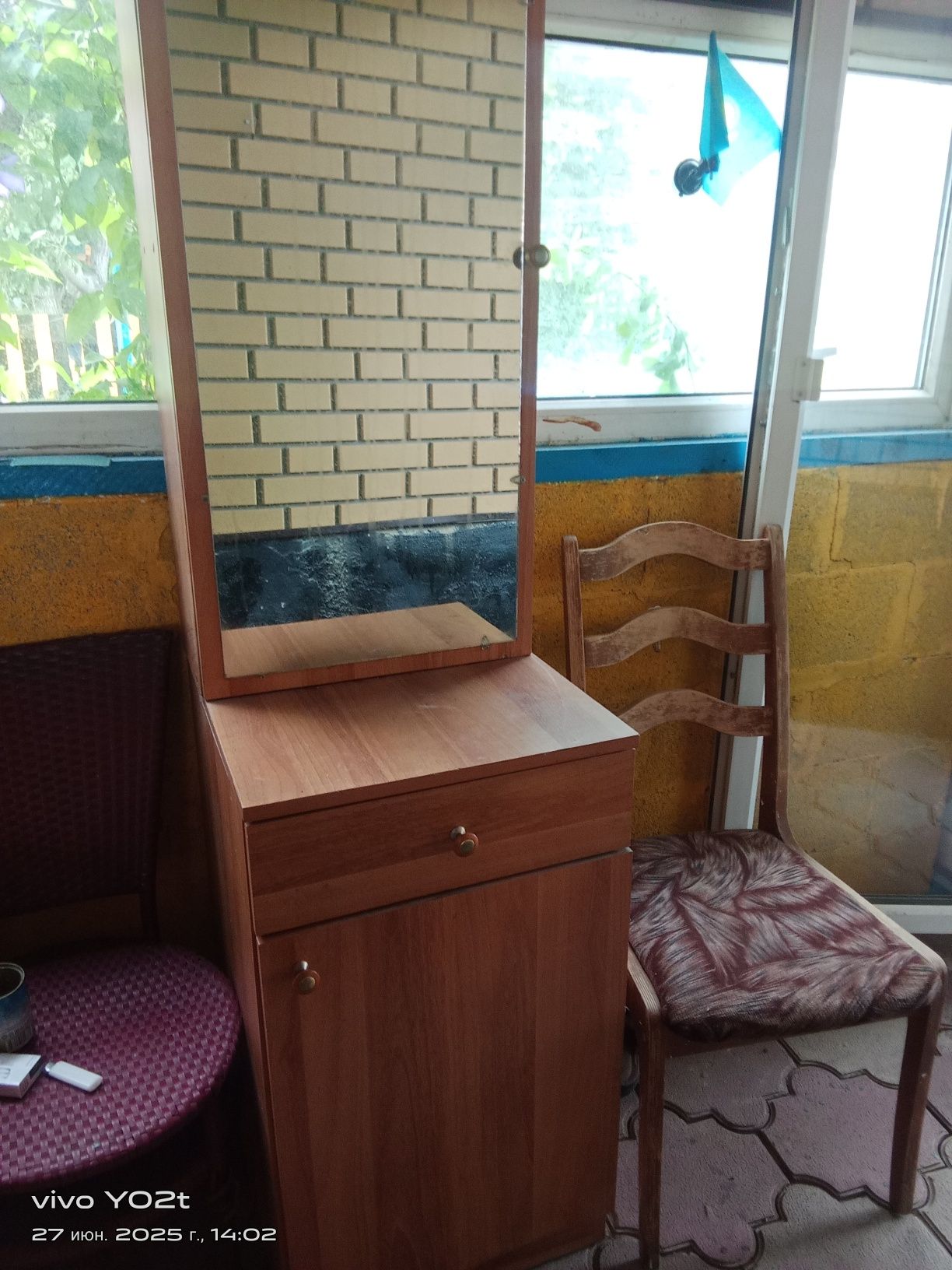 Продам трюмо шкаф