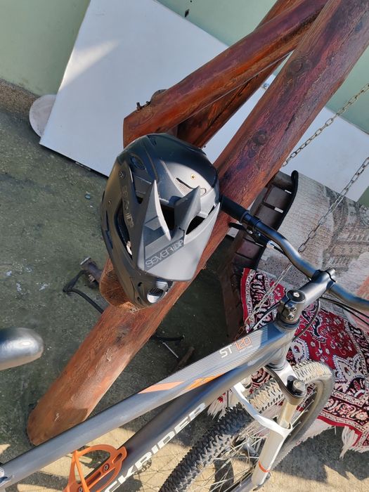 Vând bicicleta cu casca