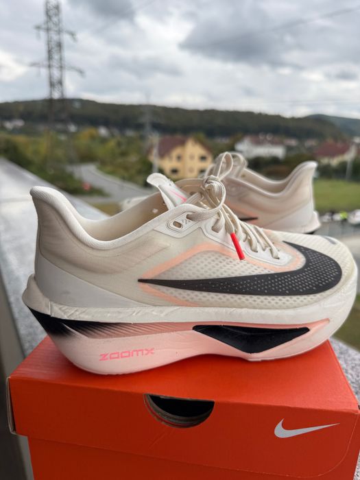 Adidași Nike pentru alergat, mărimea 36,5-23 de cm.Adidașii sunt noi.