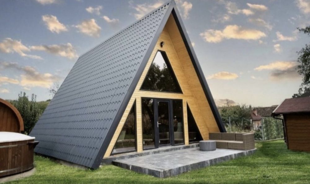 Executam case si cabane A-frame