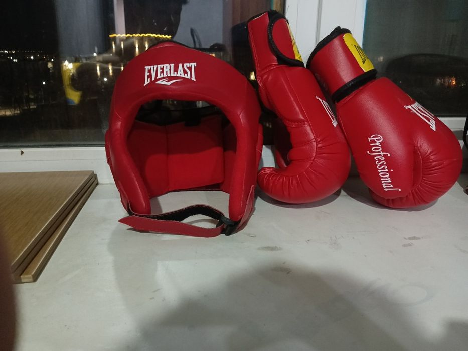 Шлем и перчатки боксерские