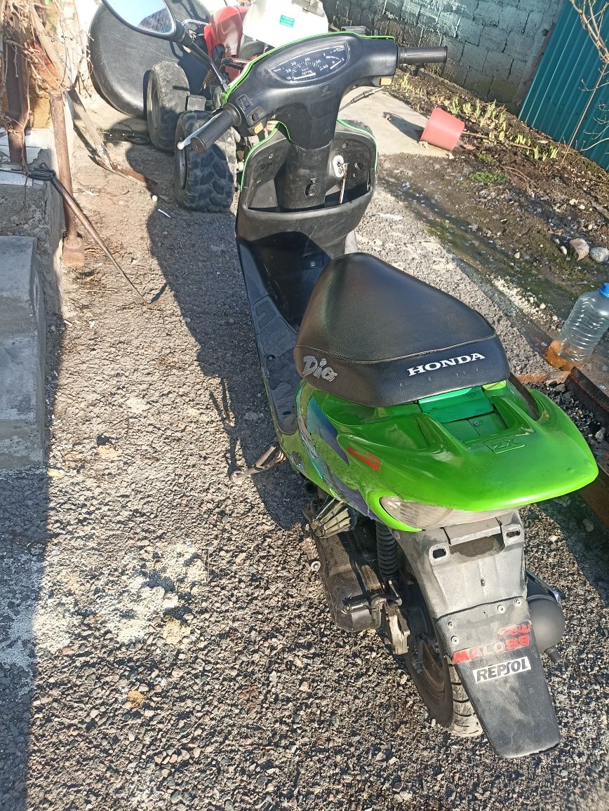 Продам мопед Honda dio zx пластик отдам в подарок и спортивный глушите