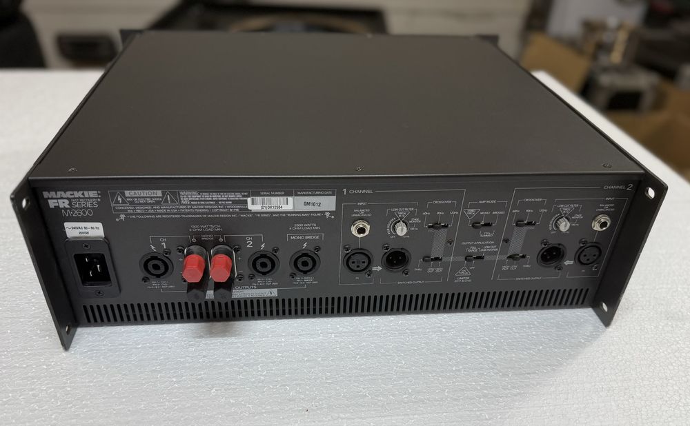 Vand amplificator Mackie FR - M2600 ( CU CROSOVER )