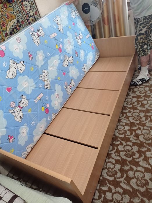 Продам 2 кровати односпальные с матрасом