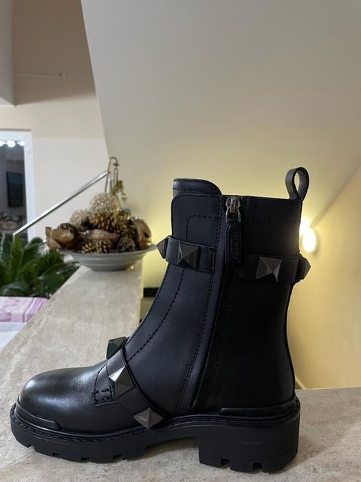 Vand ghete Valentino noi cu bon