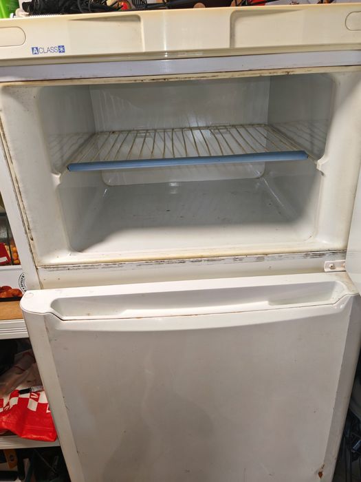 Хладилник със камера индижит