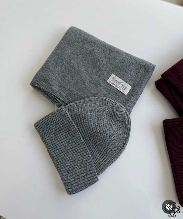 4533. Продам новый комплект шапка и шарф. Цена 25 000 тенге.