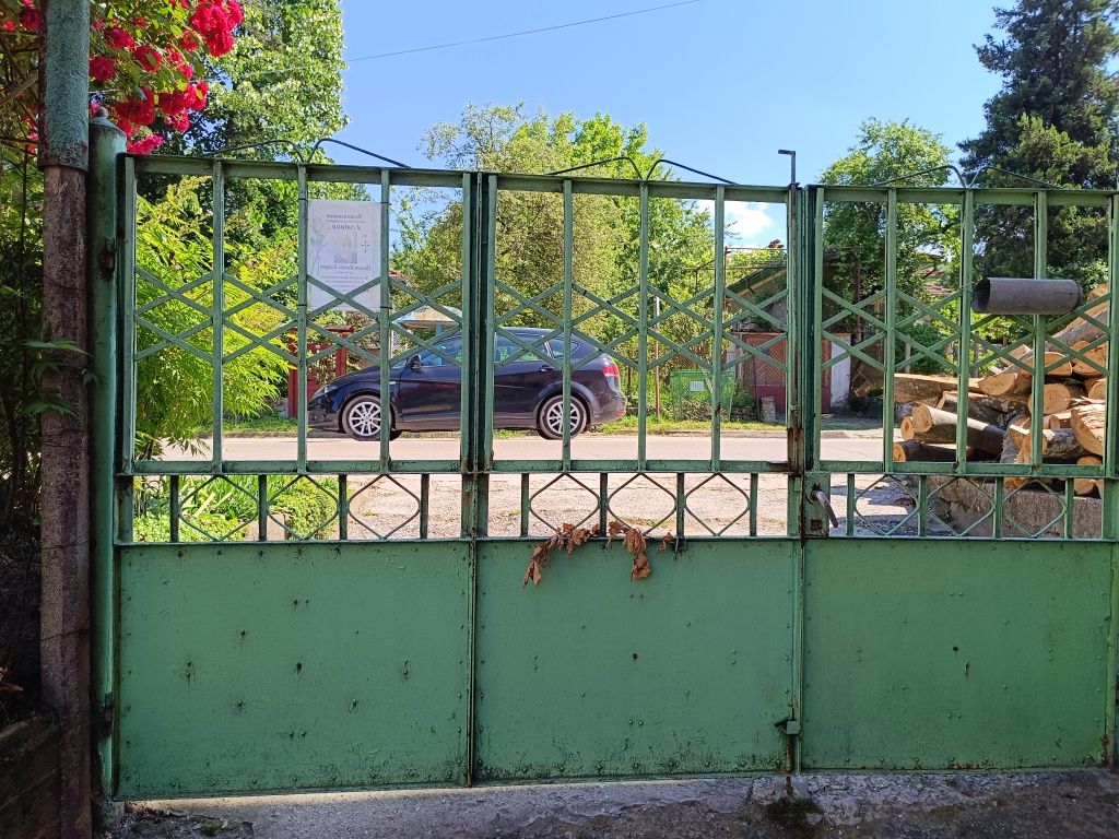 Метална порта от две части.