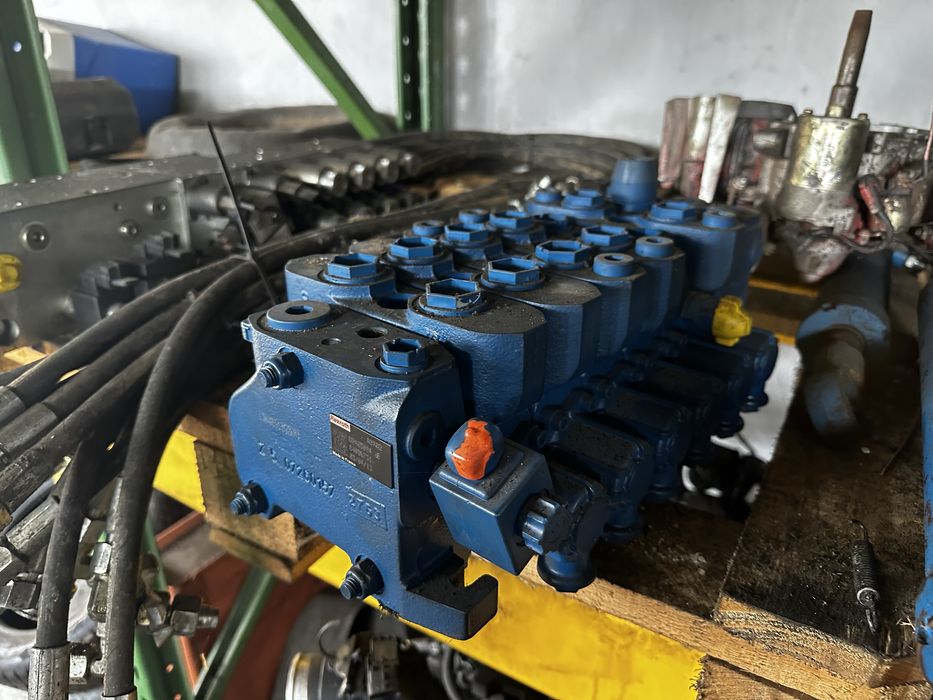 Distribuitor hidraulic mecalac