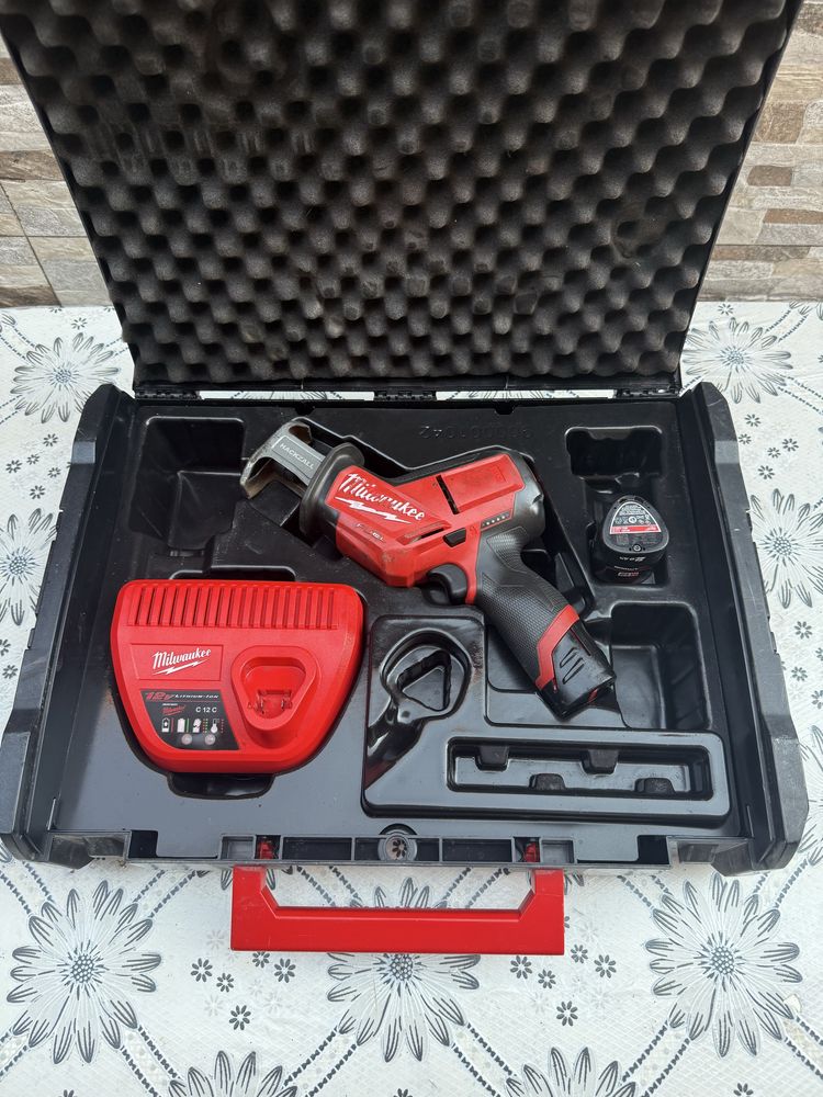 Акумулаторен безчетков саблен трион Milwaukee M12CHZ-0, 12 V