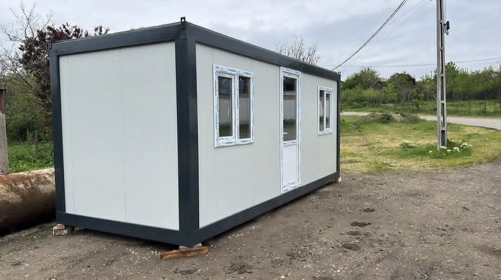 Vand containere pe structura metalica