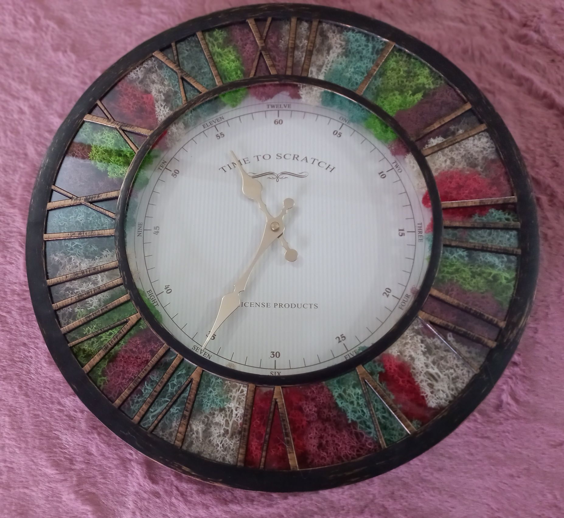 Часовник декориран със Скандинавски мъх