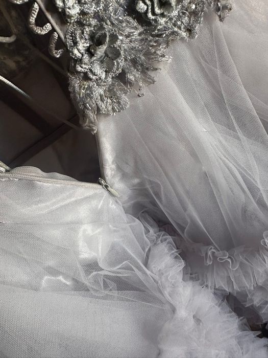 Чисто нова бална рокля