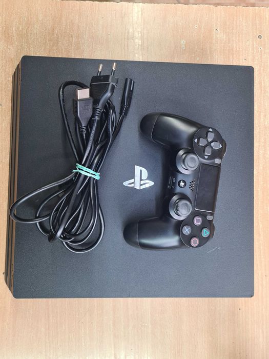 Продавам PS 4 PRO 1Tb  с неработещо CD