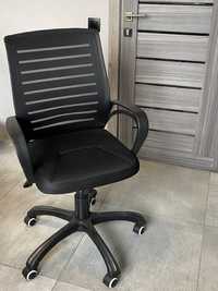 Кресло в офис почти новые