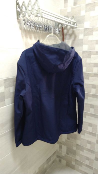 Дамско спортно яке пролет-есен с вталяваща кройка.