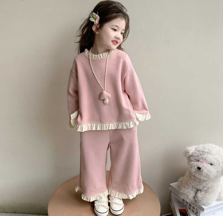 Новый нежный костюм для девочки